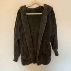 MAKE AN OFFER! Gray women’s sherpa, size S, super soft & in perfect condition